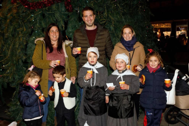La avenida de Carlos III, en la confluencia de las calles San Fermín y Tafalla, se convirtió el viernes 21 de diciembre en el punto de reunión para dar inicio festivo a las fiestas de Navidad en Pamplona. Allí, gracias a la colaboración de las pastelerías de la zona, se preparó una chocolatada popular, que sirvió de preludio perfecto para asistir, a posteriori, al pregón navideño que se realizó en la plaza Consistorial.