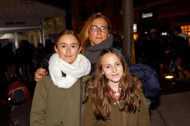 La avenida de Carlos III, en la confluencia de las calles San Fermín y Tafalla, se convirtió el viernes 21 de diciembre en el punto de reunión para dar inicio festivo a las fiestas de Navidad en Pamplona. Allí, gracias a la colaboración de las pastelerías de la zona, se preparó una chocolatada popular, que sirvió de preludio perfecto para asistir, a posteriori, al pregón navideño que se realizó en la plaza Consistorial.