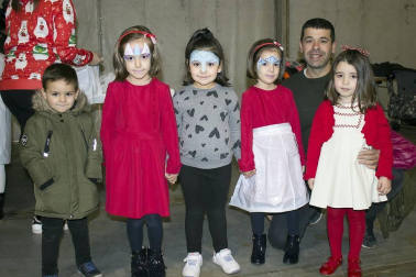 Del 21 al 23 de diciembre, Corella celebró las XI Jornadas del Cardo Rojo. El domingo, las familias pudieron disfrutar de un espacio de ocio dentro de la carpa instalada en el interior de la plaza de toros. Hinchables, juegos infantiles, pintacaras e incluso un taller de verduras para los más pequeños, fueron algunas de las propuestas.