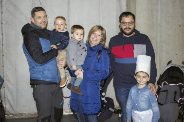 Del 21 al 23 de diciembre, Corella celebró las XI Jornadas del Cardo Rojo. El domingo, las familias pudieron disfrutar de un espacio de ocio dentro de la carpa instalada en el interior de la plaza de toros. Hinchables, juegos infantiles, pintacaras e incluso un taller de verduras para los más pequeños, fueron algunas de las propuestas.