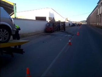 Un coche choca contra un muro y lo derriba en Tudela