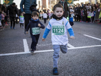 Más de 800 corredores participaron este domingo en la VI San Silvestre de Artica para ayudar a la niña Nerea.