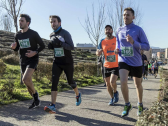 Más de 800 corredores participaron este domingo en la VI San Silvestre de Artica para ayudar a la niña Nerea.