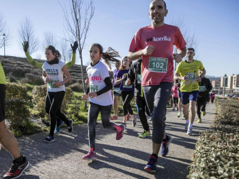 Más de 800 corredores participaron este domingo en la VI San Silvestre de Artica para ayudar a la niña Nerea.