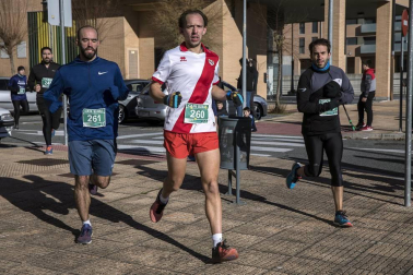 Más de 800 corredores participaron este domingo en la VI San Silvestre de Artica para ayudar a la niña Nerea.