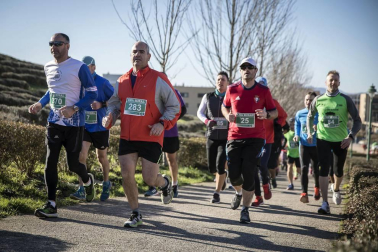 Más de 800 corredores participaron este domingo en la VI San Silvestre de Artica para ayudar a la niña Nerea.