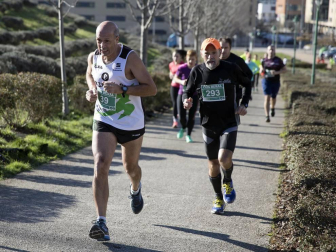 Más de 800 corredores participaron este domingo en la VI San Silvestre de Artica para ayudar a la niña Nerea.