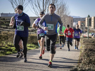 Más de 800 corredores participaron este domingo en la VI San Silvestre de Artica para ayudar a la niña Nerea.