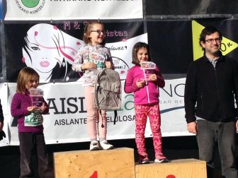 Más de 800 corredores participaron este domingo en la VI San Silvestre de Artica para ayudar a la niña Nerea.