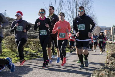 Más de 800 corredores participaron este domingo en la VI San Silvestre de Artica para ayudar a la niña Nerea.