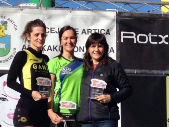 Más de 800 corredores participaron este domingo en la VI San Silvestre de Artica para ayudar a la niña Nerea.