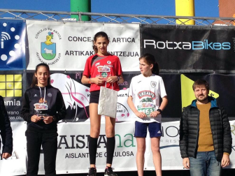 Más de 800 corredores participaron este domingo en la VI San Silvestre de Artica para ayudar a la niña Nerea.