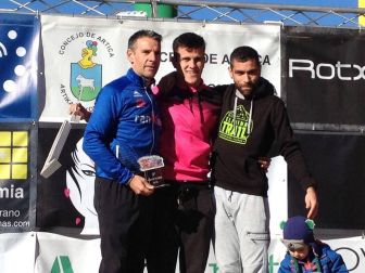 Más de 800 corredores participaron este domingo en la VI San Silvestre de Artica para ayudar a la niña Nerea.