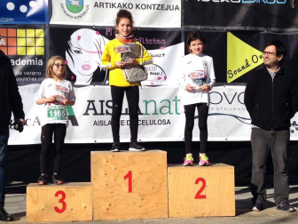 Más de 800 corredores participaron este domingo en la VI San Silvestre de Artica para ayudar a la niña Nerea.