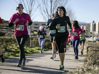Más de 800 corredores participaron este domingo en la VI San Silvestre de Artica para ayudar a la niña Nerea.