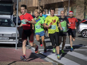 Más de 800 corredores participaron este domingo en la VI San Silvestre de Artica para ayudar a la niña Nerea.