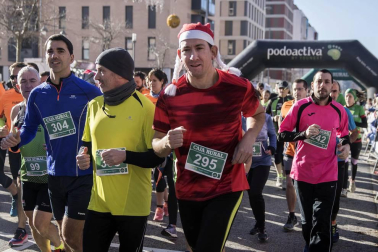 Más de 800 corredores participaron este domingo en la VI San Silvestre de Artica para ayudar a la niña Nerea.