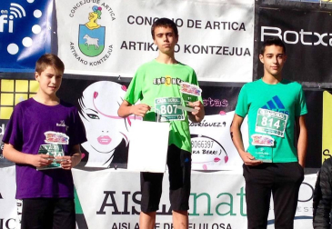 Más de 800 corredores participaron este domingo en la VI San Silvestre de Artica para ayudar a la niña Nerea.