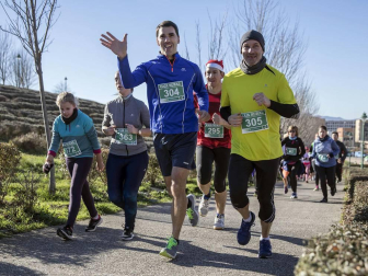 Más de 800 corredores participaron este domingo en la VI San Silvestre de Artica para ayudar a la niña Nerea.