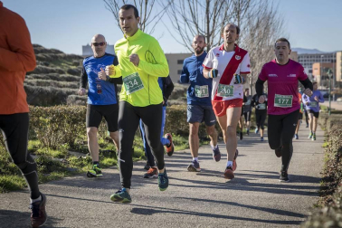 Más de 800 corredores participaron este domingo en la VI San Silvestre de Artica para ayudar a la niña Nerea.