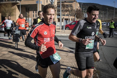 Más de 800 corredores participaron este domingo en la VI San Silvestre de Artica para ayudar a la niña Nerea.