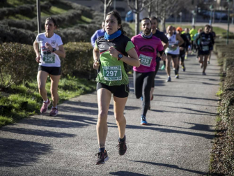 Más de 800 corredores participaron este domingo en la VI San Silvestre de Artica para ayudar a la niña Nerea.