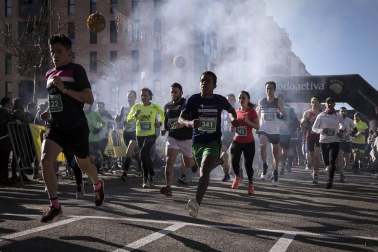 Más de 800 corredores participaron este domingo en la VI San Silvestre de Artica para ayudar a la niña Nerea.