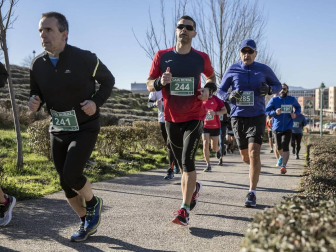 Más de 800 corredores participaron este domingo en la VI San Silvestre de Artica para ayudar a la niña Nerea.