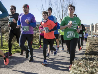 Más de 800 corredores participaron este domingo en la VI San Silvestre de Artica para ayudar a la niña Nerea.