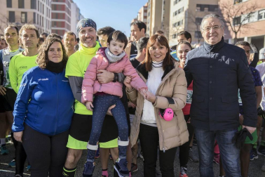 Más de 800 corredores participaron este domingo en la VI San Silvestre de Artica para ayudar a la niña Nerea.