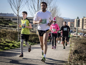 Más de 800 corredores participaron este domingo en la VI San Silvestre de Artica para ayudar a la niña Nerea.