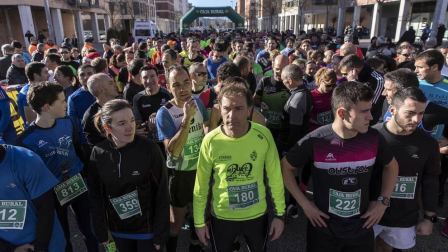Más de 800 corredores participaron este domingo en la VI San Silvestre de Artica para ayudar a la niña Nerea.