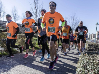 Más de 800 corredores participaron este domingo en la VI San Silvestre de Artica para ayudar a la niña Nerea.