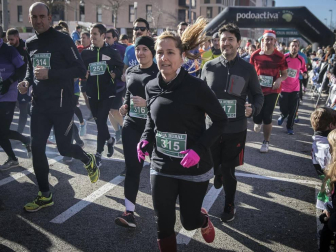 Más de 800 corredores participaron este domingo en la VI San Silvestre de Artica para ayudar a la niña Nerea.