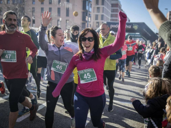 Más de 800 corredores participaron este domingo en la VI San Silvestre de Artica para ayudar a la niña Nerea.