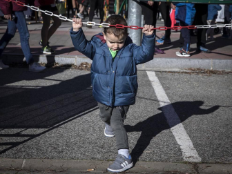 Más de 800 corredores participaron este domingo en la VI San Silvestre de Artica para ayudar a la niña Nerea.