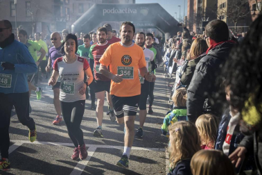 Más de 800 corredores participaron este domingo en la VI San Silvestre de Artica para ayudar a la niña Nerea.