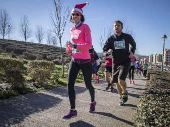 Más de 800 corredores participaron este domingo en la VI San Silvestre de Artica para ayudar a la niña Nerea.
