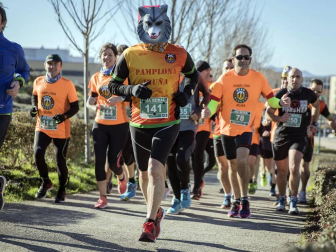Más de 800 corredores participaron este domingo en la VI San Silvestre de Artica para ayudar a la niña Nerea.