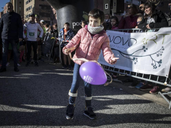 Más de 800 corredores participaron este domingo en la VI San Silvestre de Artica para ayudar a la niña Nerea.