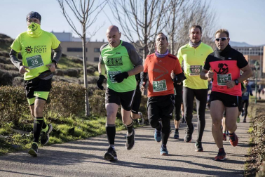 Más de 800 corredores participaron este domingo en la VI San Silvestre de Artica para ayudar a la niña Nerea.