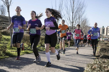 Más de 800 corredores participaron este domingo en la VI San Silvestre de Artica para ayudar a la niña Nerea.