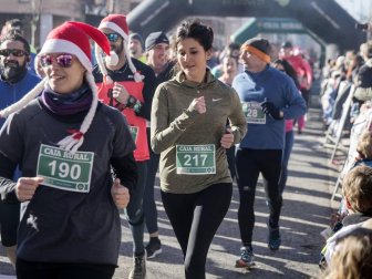 Más de 800 corredores participaron este domingo en la VI San Silvestre de Artica para ayudar a la niña Nerea.