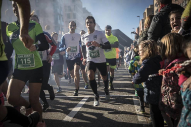Más de 800 corredores participaron este domingo en la VI San Silvestre de Artica para ayudar a la niña Nerea.