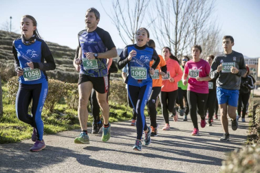 Más de 800 corredores participaron este domingo en la VI San Silvestre de Artica para ayudar a la niña Nerea.