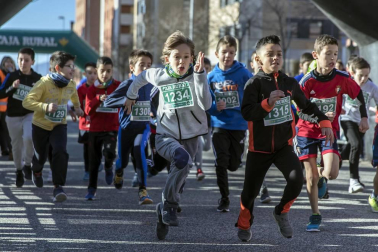 Más de 800 corredores participaron este domingo en la VI San Silvestre de Artica para ayudar a la niña Nerea.