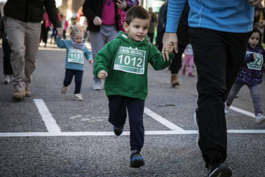 Más de 800 corredores participaron este domingo en la VI San Silvestre de Artica para ayudar a la niña Nerea.