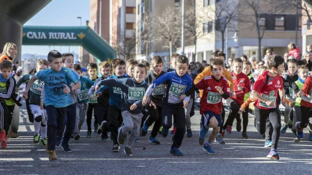 Más de 800 corredores participaron este domingo en la VI San Silvestre de Artica para ayudar a la niña Nerea.