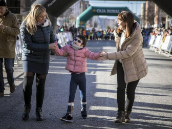 Más de 800 corredores participaron este domingo en la VI San Silvestre de Artica para ayudar a la niña Nerea.