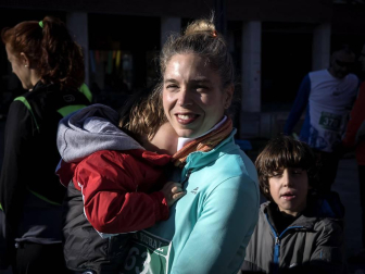 Más de 800 corredores participaron este domingo en la VI San Silvestre de Artica para ayudar a la niña Nerea.